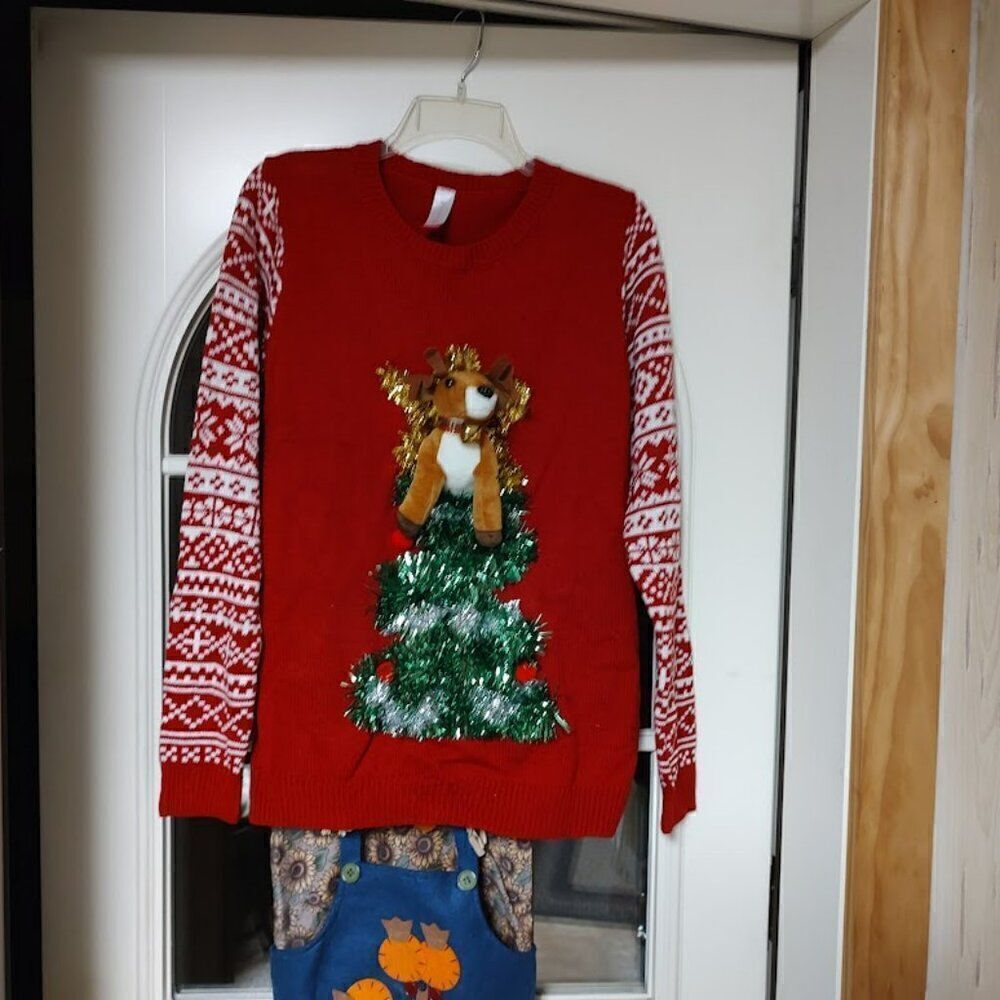 New No Boundaries Garland Christmas Tree Reindeer Christmas Sweater Junior XL